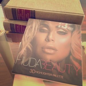 Huda Beauty 3D Highlighter Palette in Pink Sands